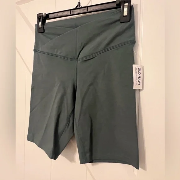 Matching Old Navy workout set size S. NWT green bike shorts, 2 longline bras - Picture 2 of 15
